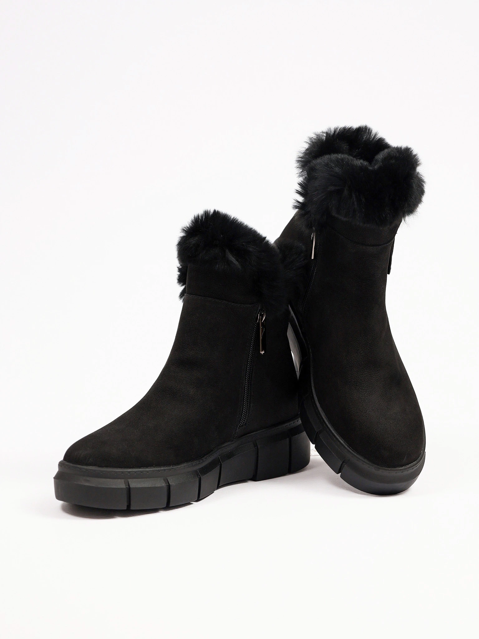 Ботинки черного цвета с оторочкой мехом на средней платформе